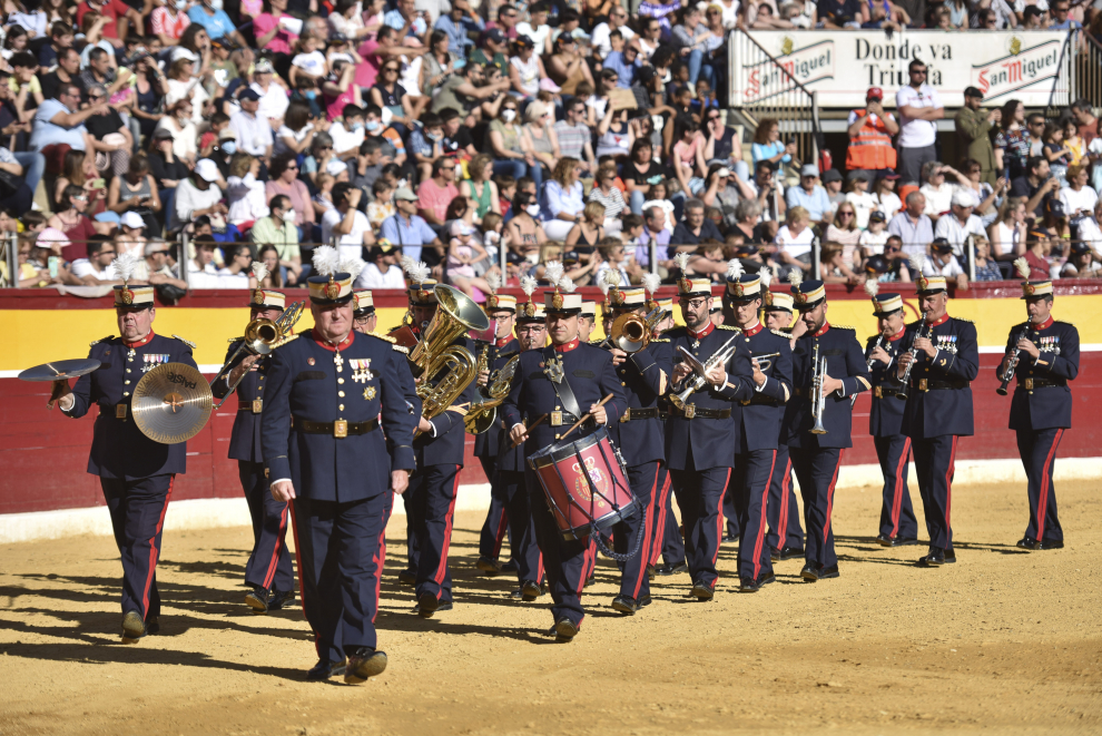 Exhibición militar en la Plaza de Toros de Huesca.