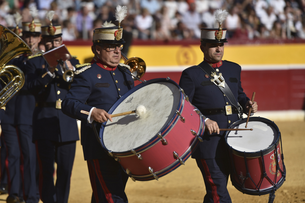 Exhibición militar en la Plaza de Toros de Huesca.