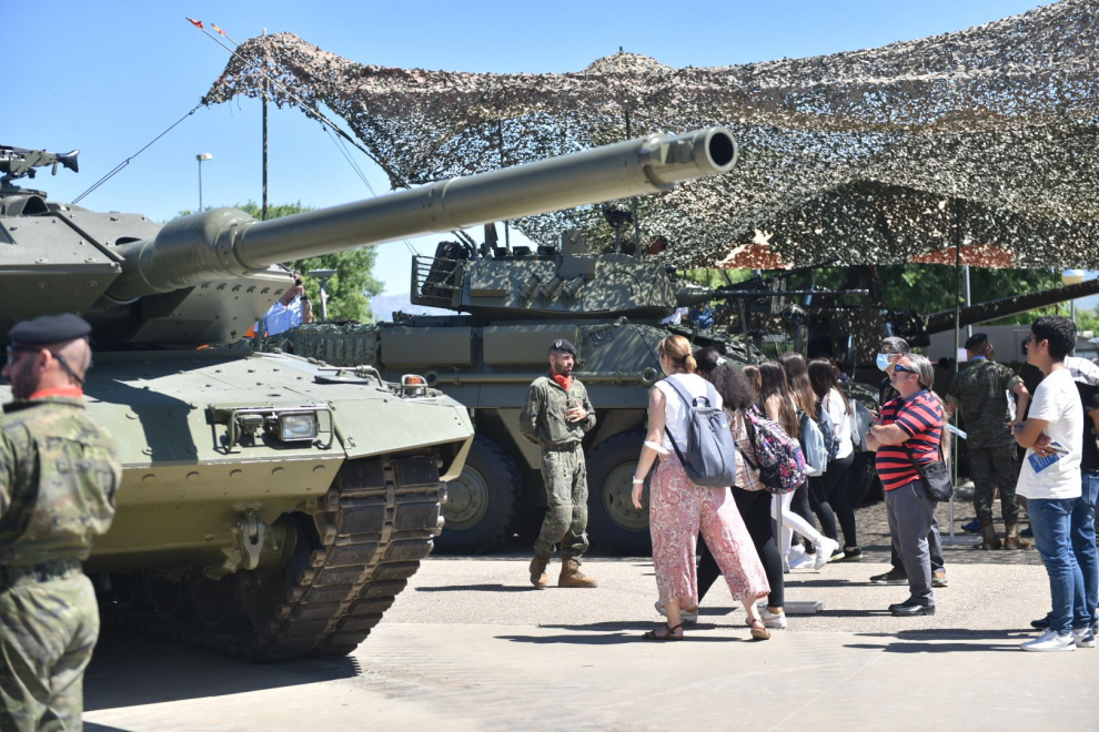 Exposición de objetos, transportes y armas militares en el Palacio de Congresos de Huesca.