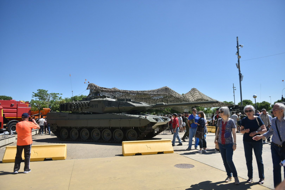Exposición de objetos, transportes y armas militares en el Palacio de Congresos de Huesca.