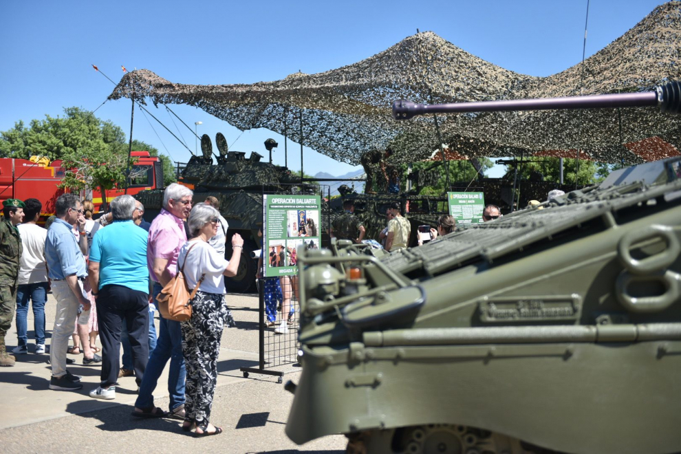 Exposición de objetos, transportes y armas militares en el Palacio de Congresos de Huesca.