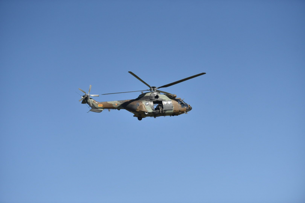 Exhibición de salto paracaidista con motivo de los actos del Día de las Fuerzas Armadas en Huesca