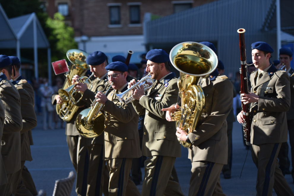 Las conocidas y pegadizas composiciones de las bandas castrenses se han escuchado en Huesca