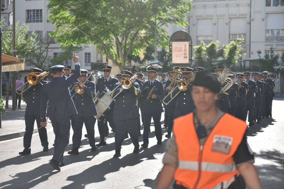 Las conocidas y pegadizas composiciones de las bandas castrenses se han escuchado en Huesca