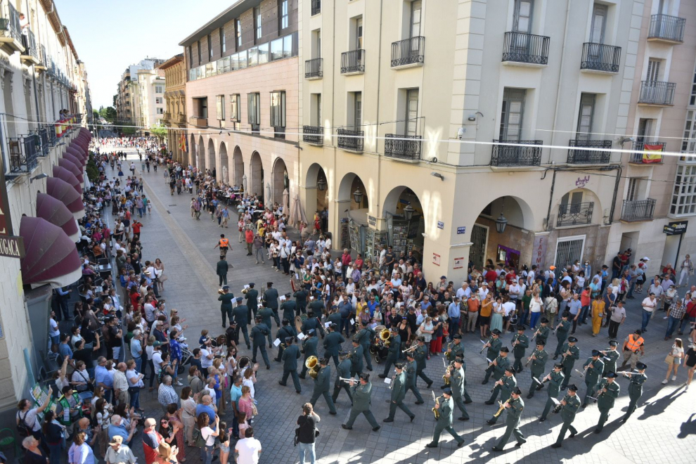 Las conocidas y pegadizas composiciones de las bandas castrenses se han escuchado en Huesca