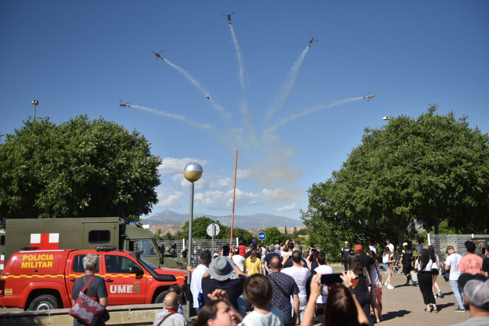 Exhibición patrulla ASPA con motivo de los actos del Día de las Fuerzas Armadas en Huesca