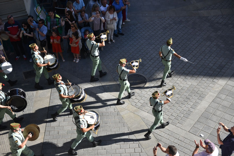 Las conocidas y pegadizas composiciones de las bandas castrenses se han escuchado en Huesca