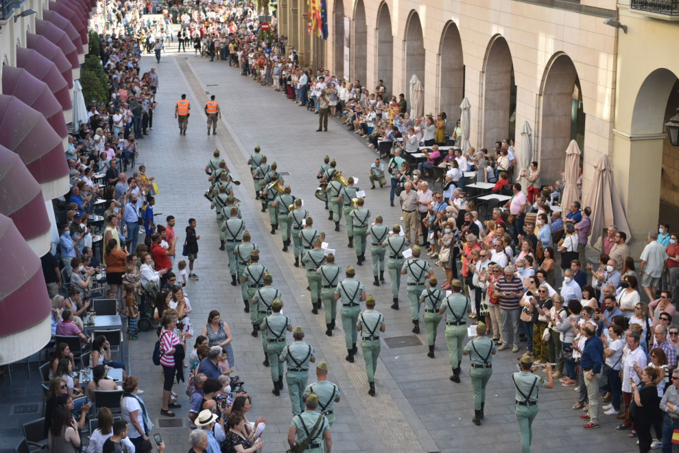 Las conocidas y pegadizas composiciones de las bandas castrenses se han escuchado en Huesca