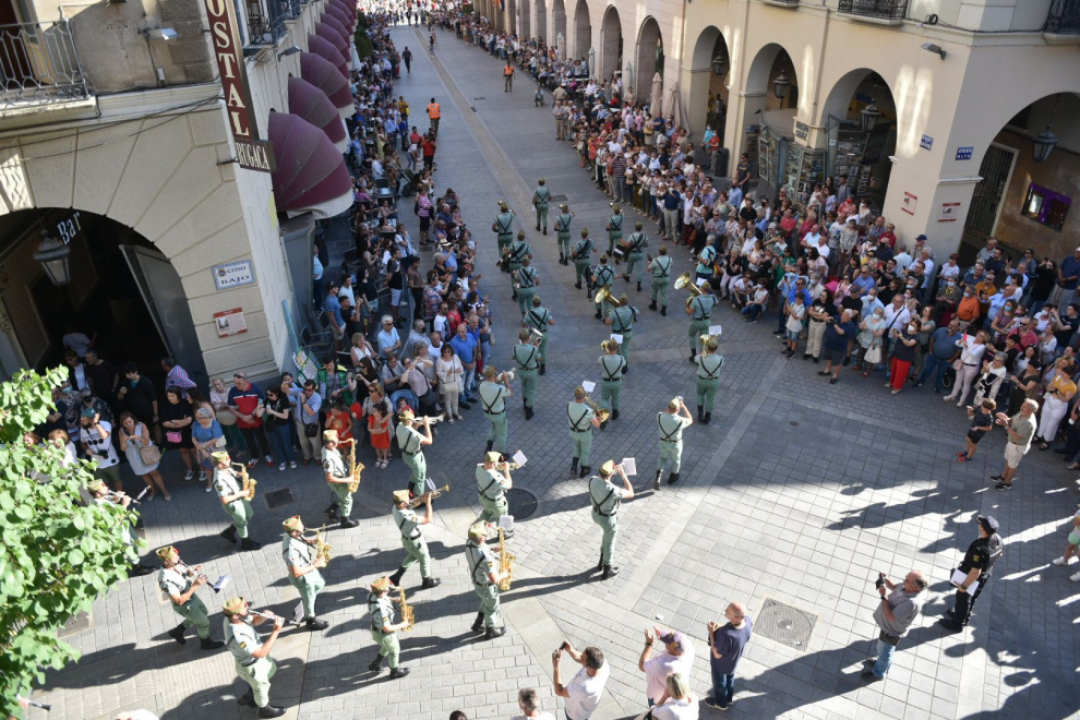 Las conocidas y pegadizas composiciones de las bandas castrenses se han escuchado en Huesca