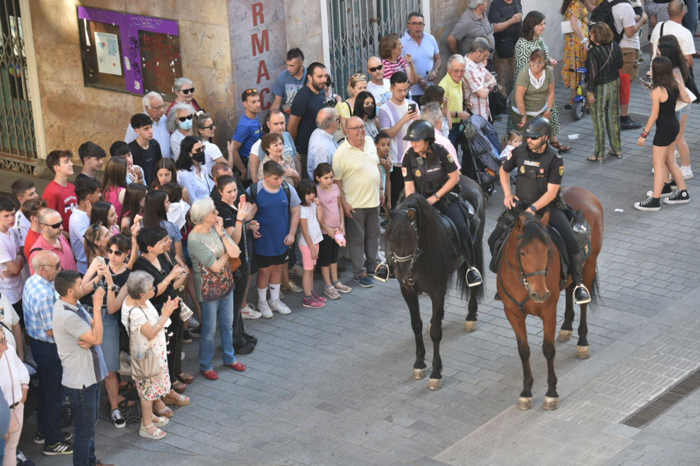 Las conocidas y pegadizas composiciones de las bandas castrenses se han escuchado en Huesca