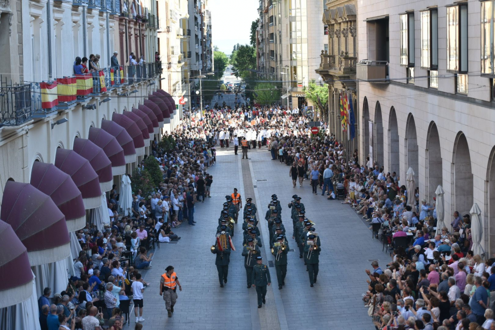 Las conocidas y pegadizas composiciones de las bandas castrenses se han escuchado en Huesca