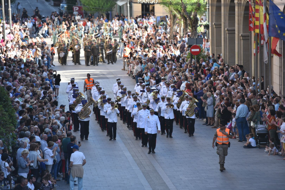 Las conocidas y pegadizas composiciones de las bandas castrenses se han escuchado en Huesca