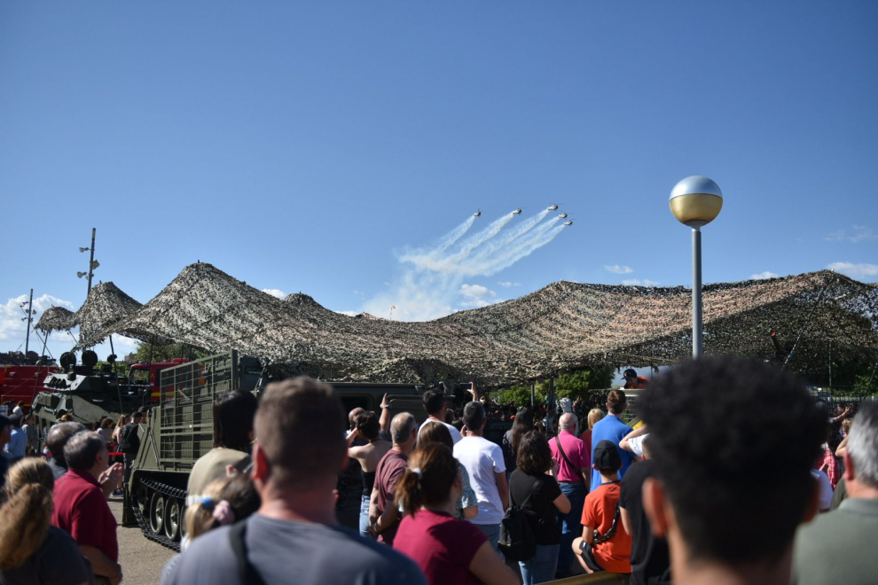 Exhibición de salto paracaidista con motivo de los actos del Día de las Fuerzas Armadas en Huesca