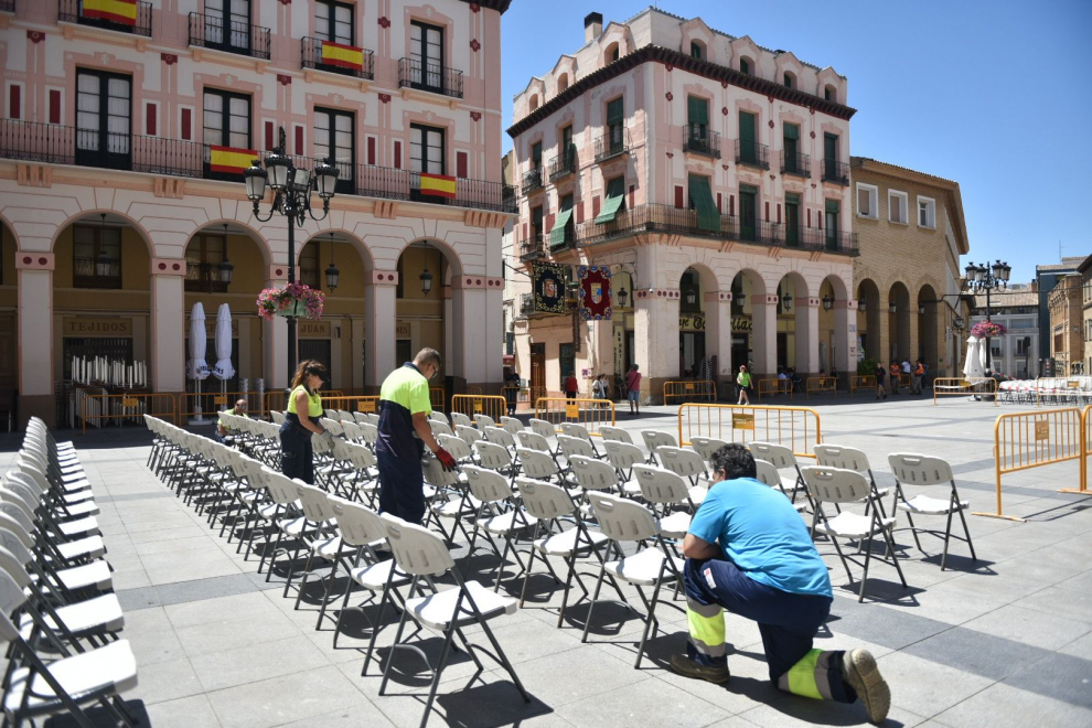 Preparativos en la plaza Luis López Allué para las bandas de esta tarde.