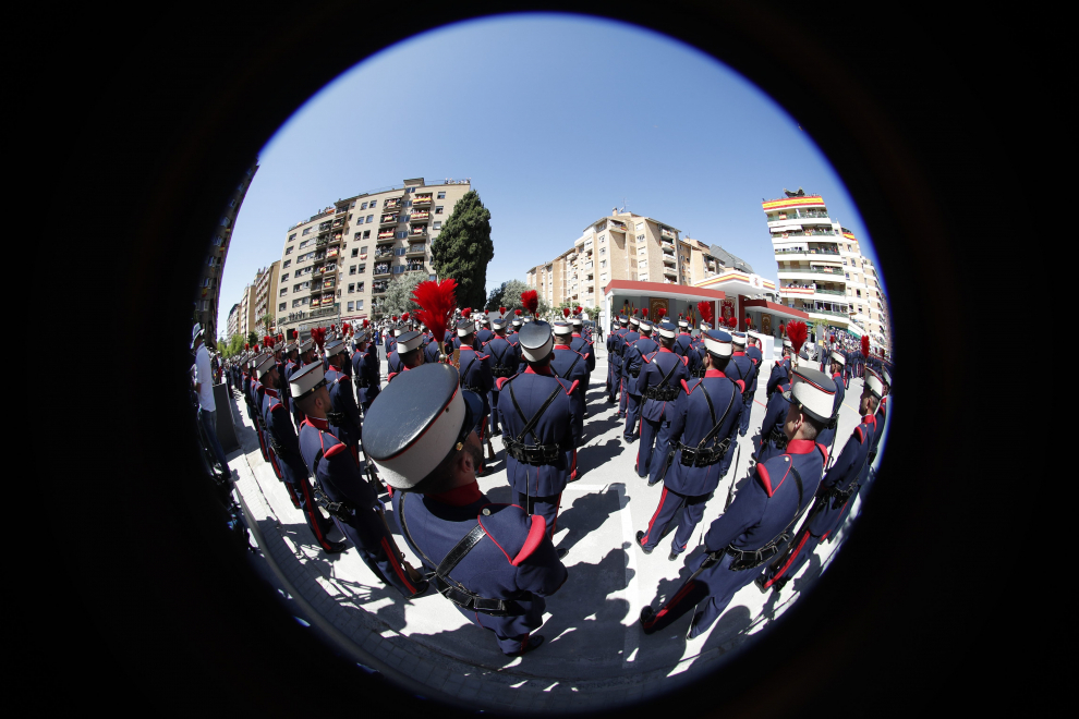 Los Reyes presiden un multitudinario desfile por el Día de las Fuerzas Armadas en Huesca