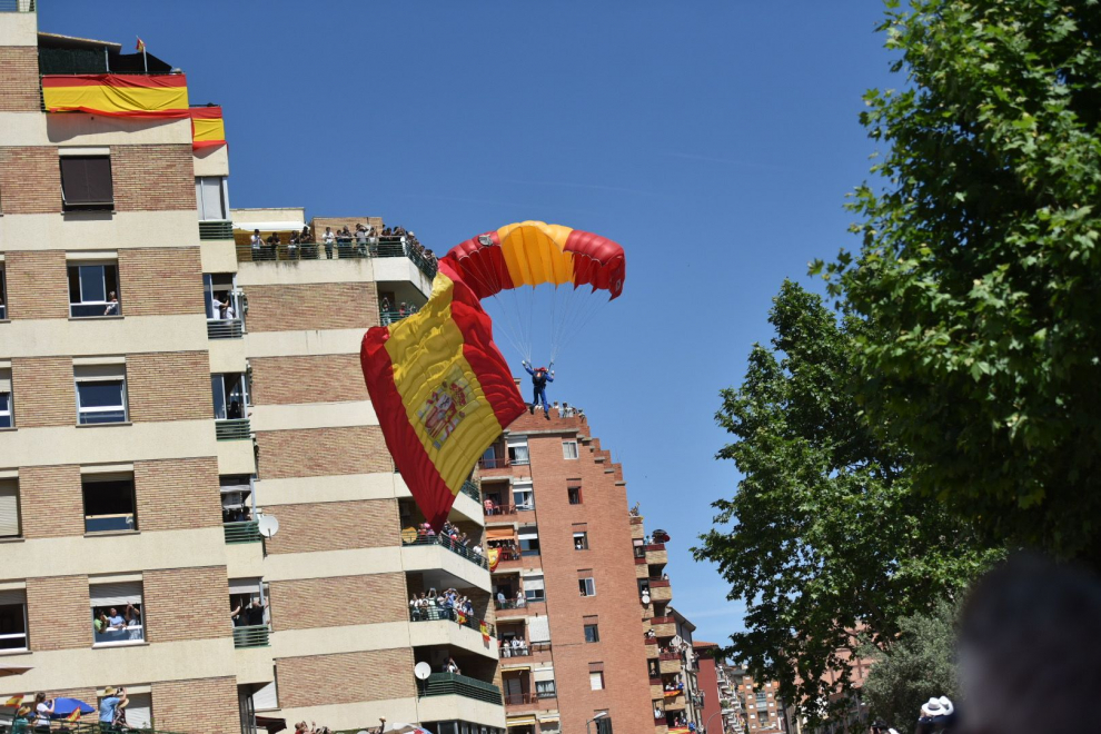 Los Reyes ya presiden el desfile del Día de las Fuerzas Armadas en Huesca