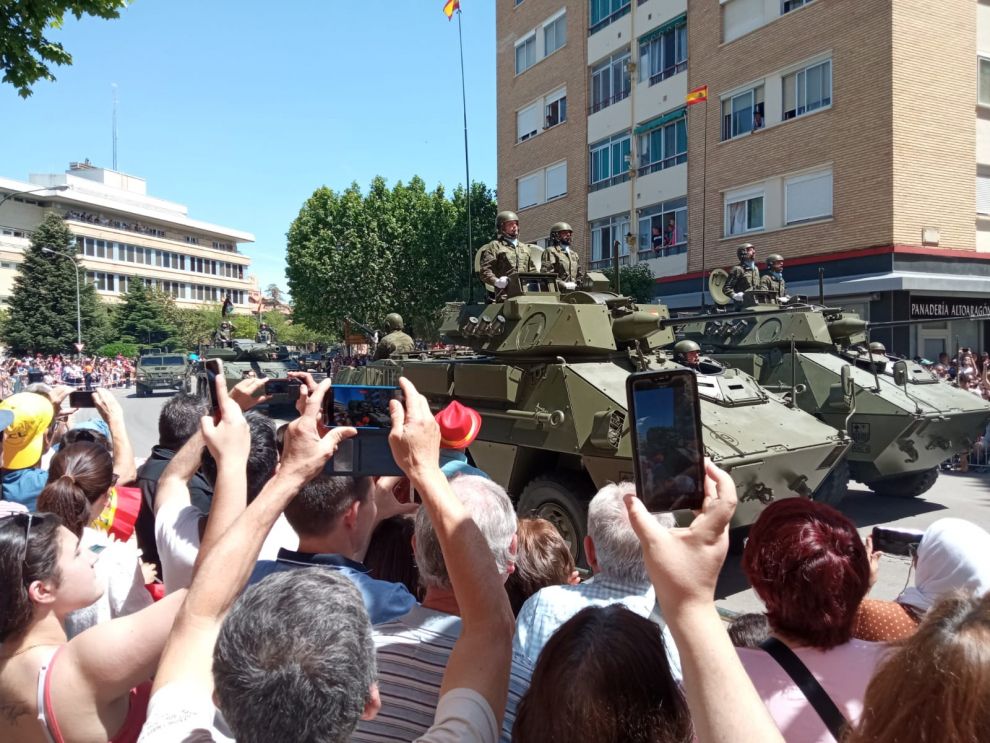 Desfile del Día de las Fuerzas Armadas en Huesca
