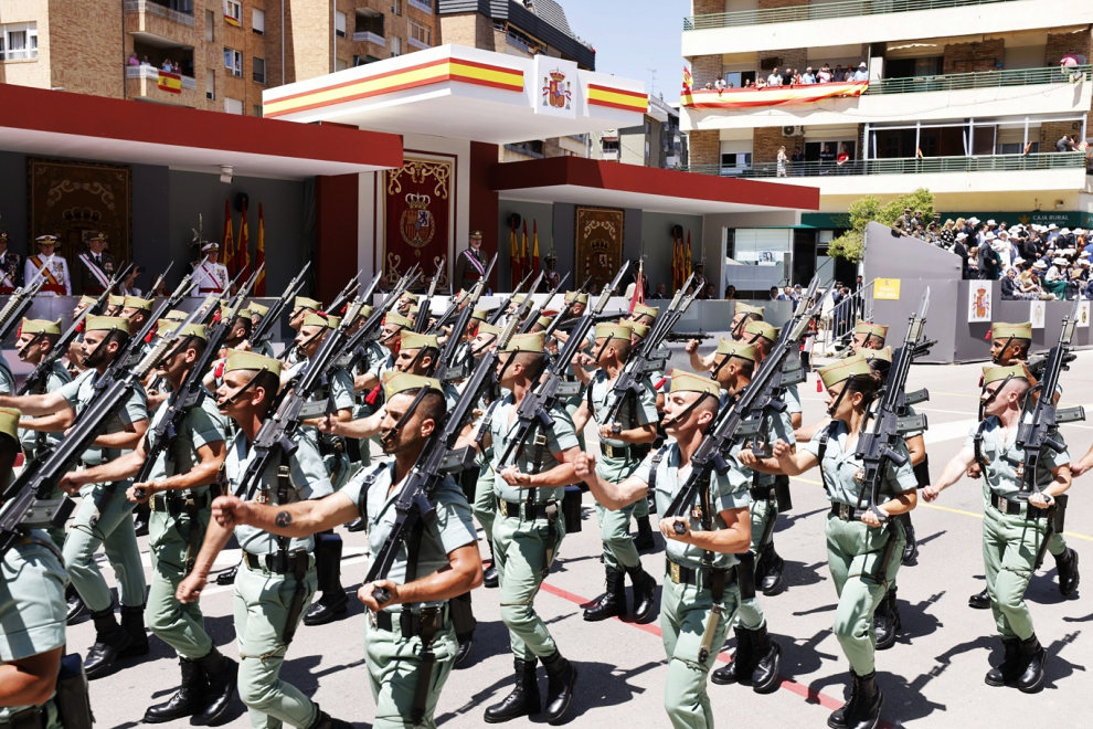 Los Reyes presiden el desfile del Día de las Fuerzas Armadas en Huesca