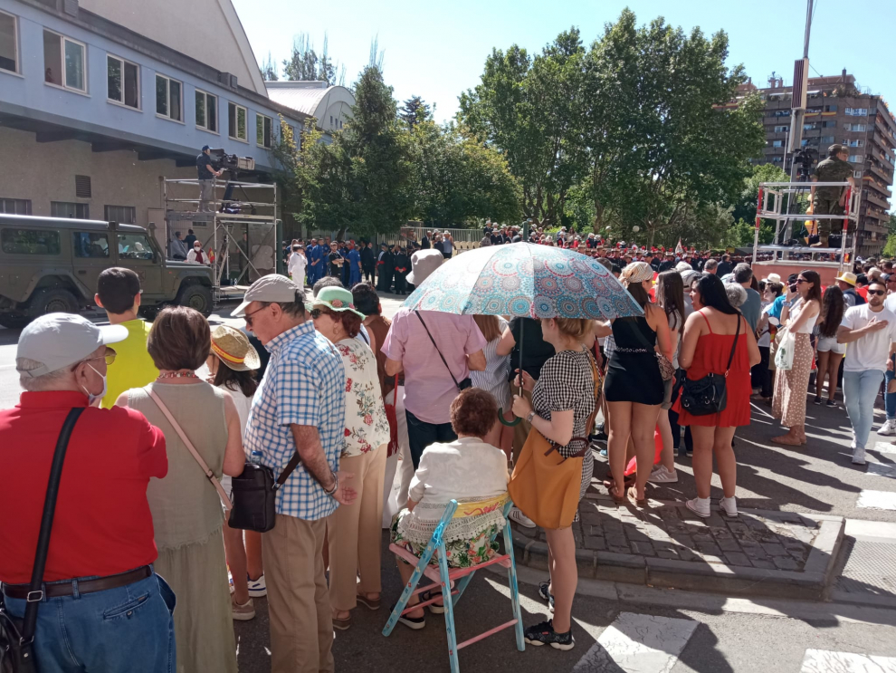 Ambiente en las calles de Huesca para la celebración del Día de las Fuerzas Armadas