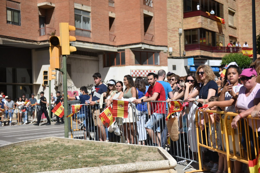 Ambiente en las calles de Huesca para la celebración del Día de las Fuerzas Armadas