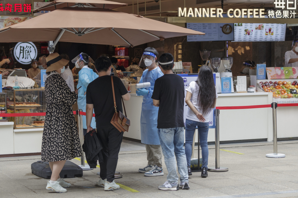 Shanghái levanta las restricciones después de dos meses de cuarentena por la pandemia de coronavirus
