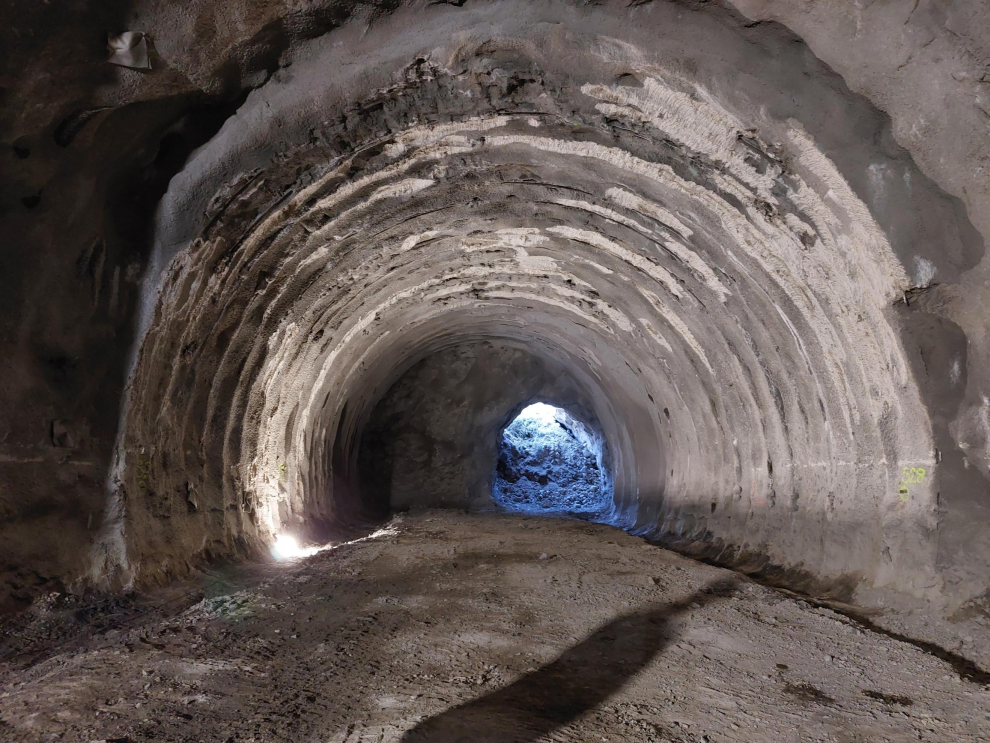El Ministerio de Transportes ha ejecutado ya la mitad de la inversión tras perforar dos túneles y colocar 1,3 km de voladizos.