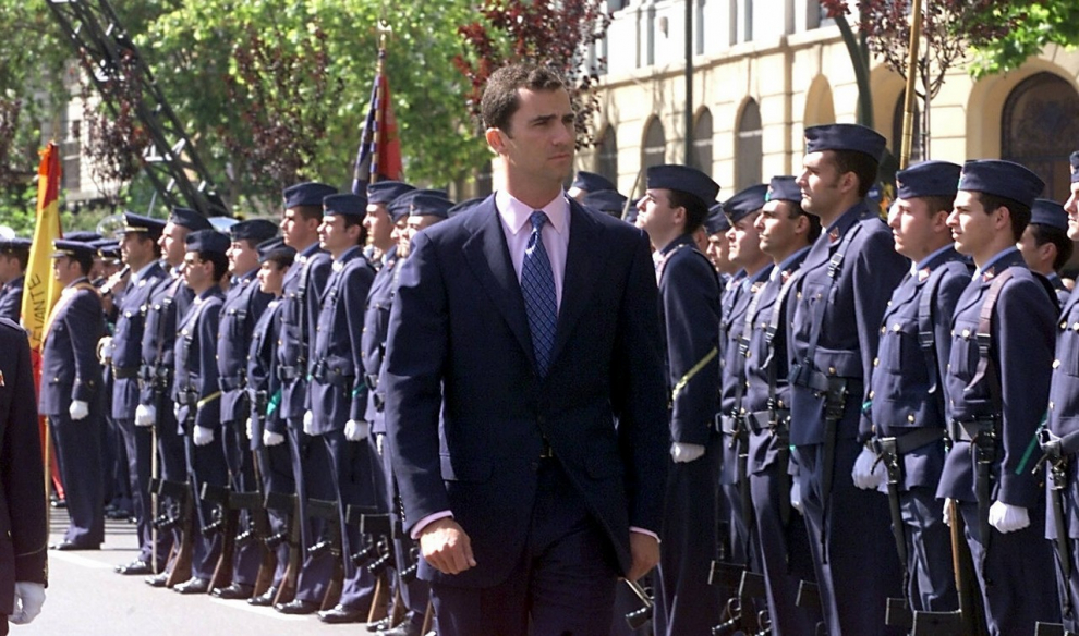 El Príncipe Felipe de Borbón pasa revista a una compañía del Ejército del Aire que le rindió honores a su llegada a Zaragoza, ante el Edificio Pignatelli, sede de la DGA.