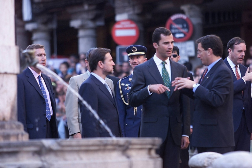 Don Felipe, acompañado por el alcalde de Teruel, Manuel Blasco, y el presidente de la DGA, Marcelino Iglesias, saluda al público durante el recorrido por las calles de la capital turolense.