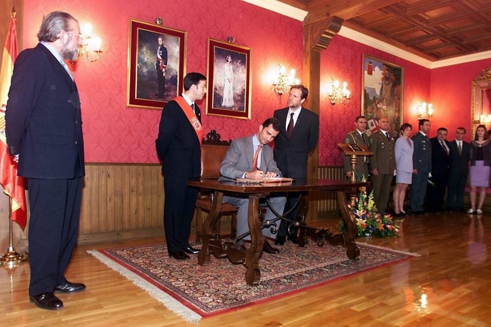 Felipe de Borbón firma en el libro de honor del Ayuntamiento de Jaca.