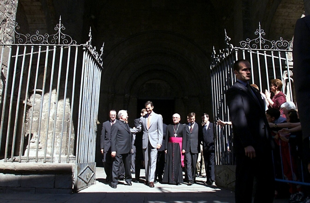 Felipe de Borbón a su salida de una visita a la catedral de Jaca.