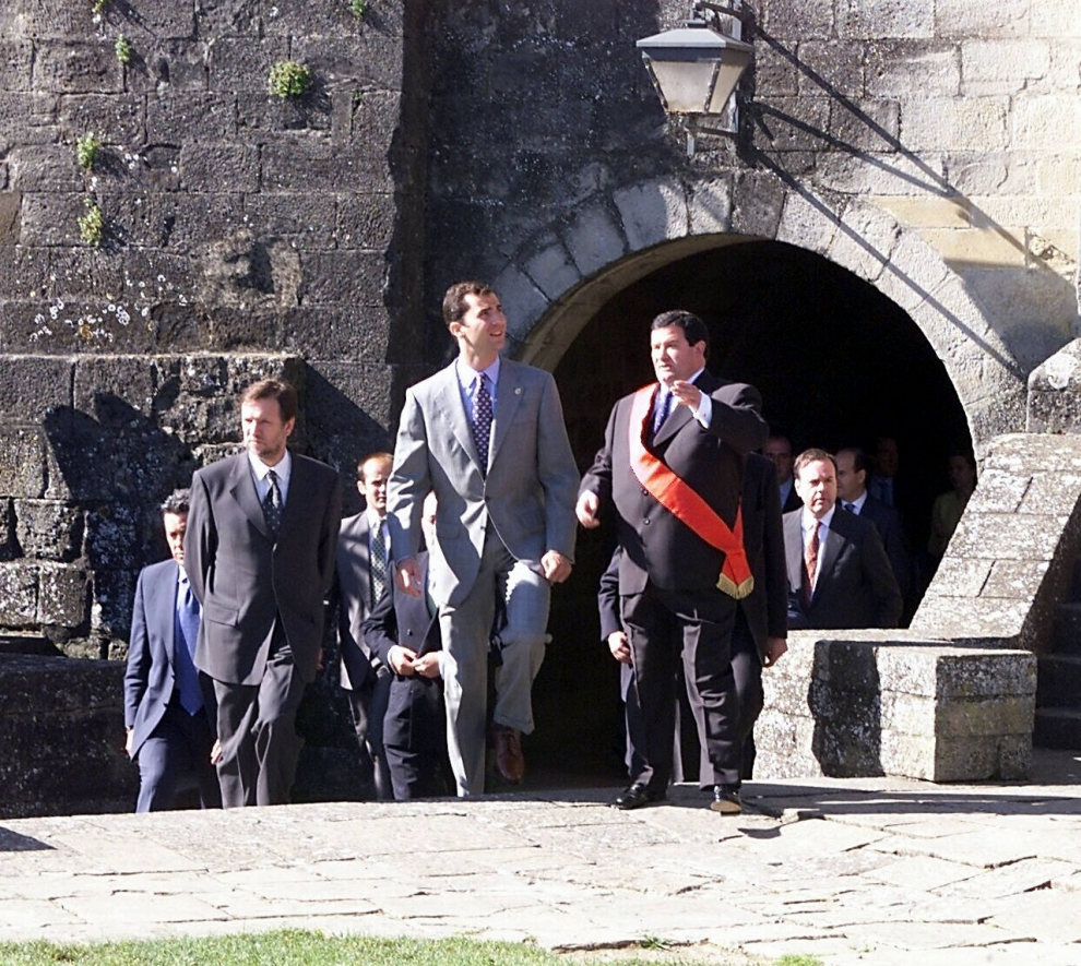 El príncipe Felipe de Borbón con el presidente de la DGA, Marcelino Iglesias y el alcalde de Sos del Rey Católico, Vicente Manero, recorren las calles de la ciudad.