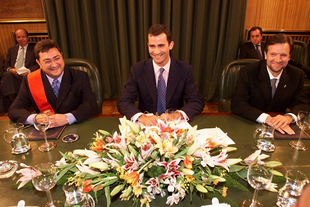 El entonces príncipe Felipe de Borbón con el alcalde de Zaragoza, José Atarés, y el presidente de la DGA, Marcelino Iglesias, durante su visita al ayuntamiento.