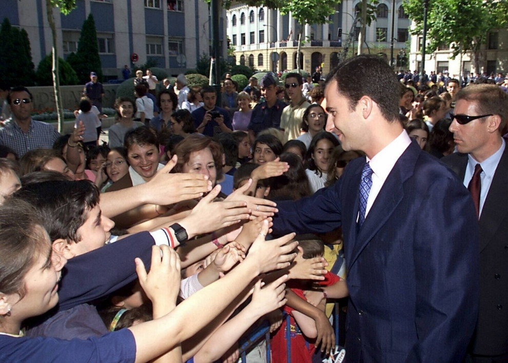 Felipe de Borbón saluda a los numerosos ciudadanos que se acercaron a verle a la Plaza del Pilar.