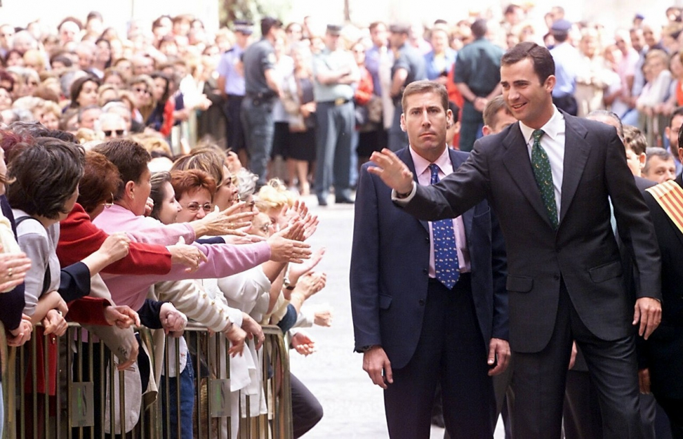 Felipe de Borbón saluda a cientos de personas en Alcañiz.