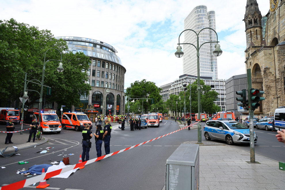 SENSITIVE MATERIAL. THIS IMAGE MAY OFFEND OR DISTURB    General view with one dead on the street after a car crashed into a group of people, injuring dozens of others, at Tauentzien Strasse near Kaiser Wilhelm Gedaedtniskirche church in Berlin, Germany June 8, 2022. REUTERS/Fabrizio Bensch GERMANY-CRASH/