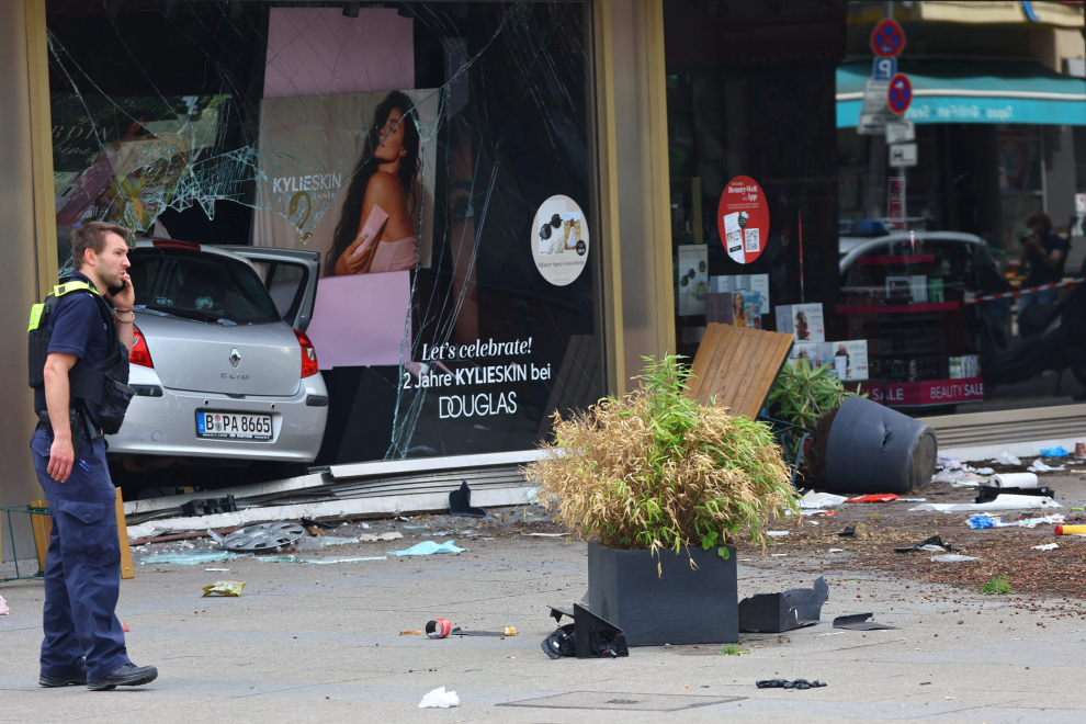 SENSITIVE MATERIAL. THIS IMAGE MAY OFFEND OR DISTURB Police work at the crash site, next to a dead person on the street, after a car crashed into a group of people, injuring dozens of others, at Tauentzien Strasse near Kaiser Wilhelm Gedaedtniskirche church in Berlin, Germany June 8, 2022. REUTERS/Fabrizio Bensch GERMANY-CRASH/