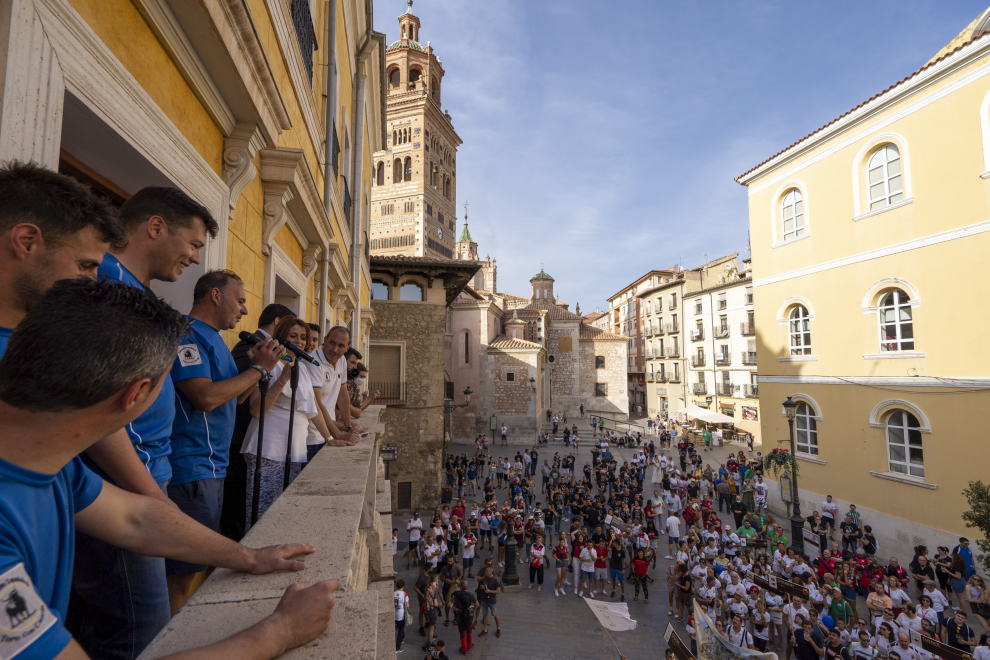 Inicio del congreso del tor de cuerda en teruel con pasacalles de los pueblos participantes y torro ensogado en la plaza del torico. foto Antonio garcia/Bykofoto. 17/06/22[[[FOTOGRAFOS]]]
