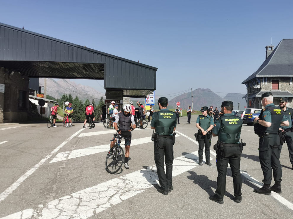 Muchos ciclistas han realizado parte del recorrido de la Quebrantahuesos a pesar de su aplazamiento.