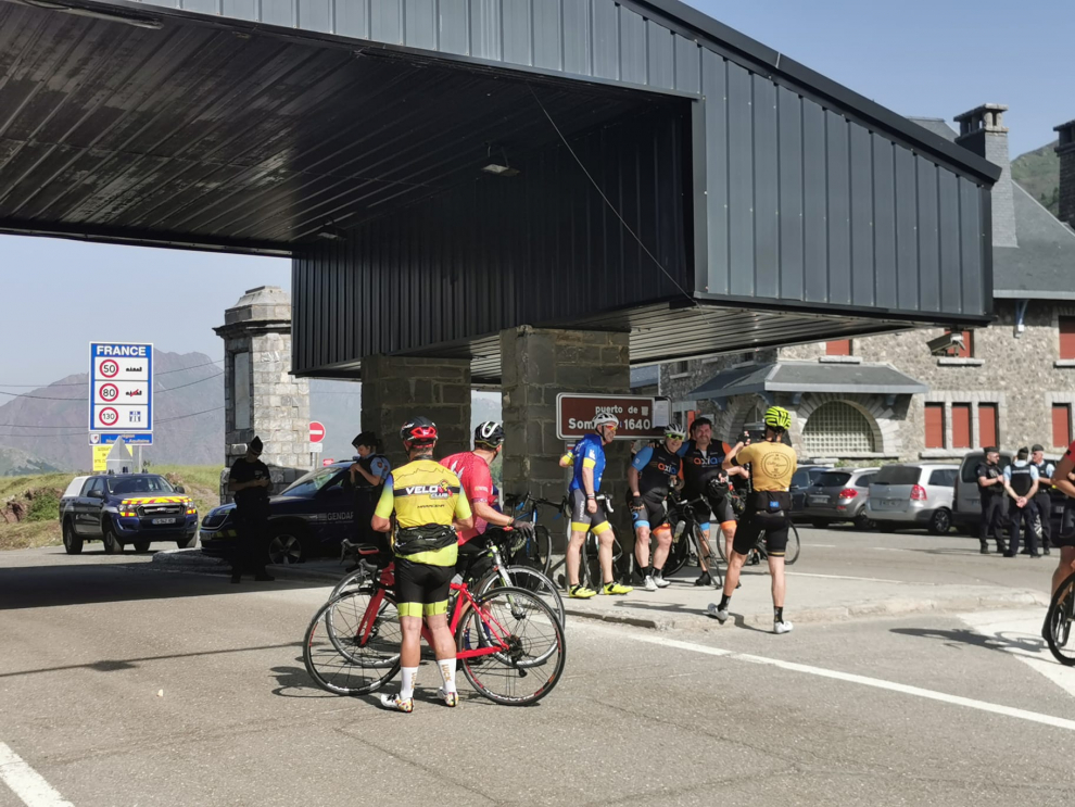 Muchos ciclistas han realizado parte del recorrido de la Quebrantahuesos a pesar de su aplazamiento.