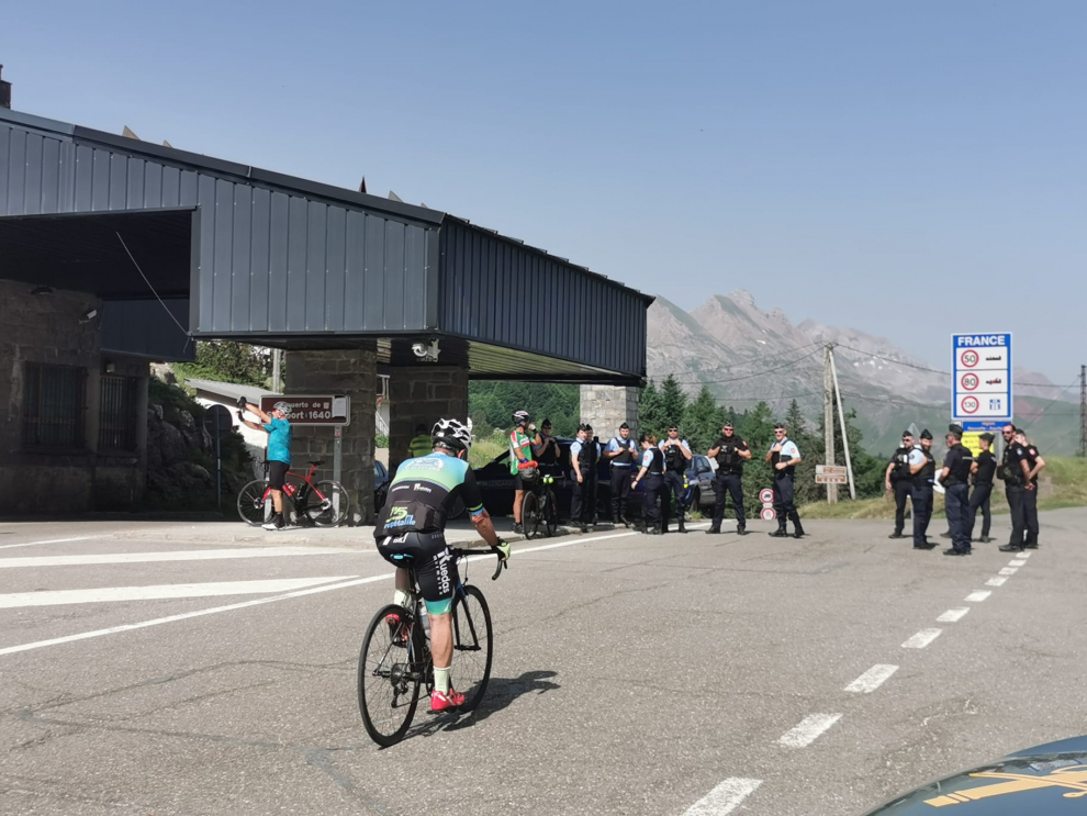 Muchos ciclistas han realizado parte del recorrido de la Quebrantahuesos a pesar de su aplazamiento.