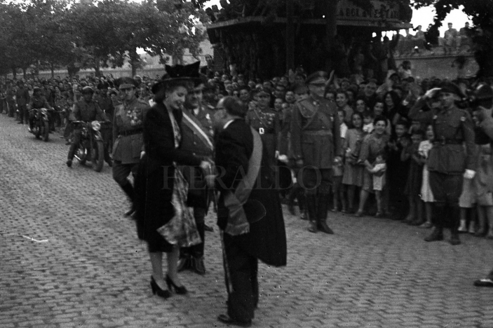 Tal día como en el año 1947, la capital aragonesa recibió enfervorizada a la esposa del entonces presidente de Argentina. Decenas de miles de personas querían comprobar las noticias sobre la elegancia y belleza de la dama, que visitó el Pilar y regaló a la Virgen unos pendientes de oro.