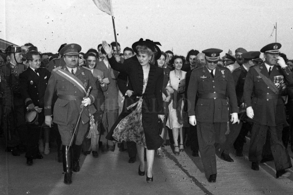 Tal día como en el año 1947, la capital aragonesa recibió enfervorizada a la esposa del entonces presidente de Argentina. Decenas de miles de personas querían comprobar las noticias sobre la elegancia y belleza de la dama, que visitó el Pilar y regaló a la Virgen unos pendientes de oro.