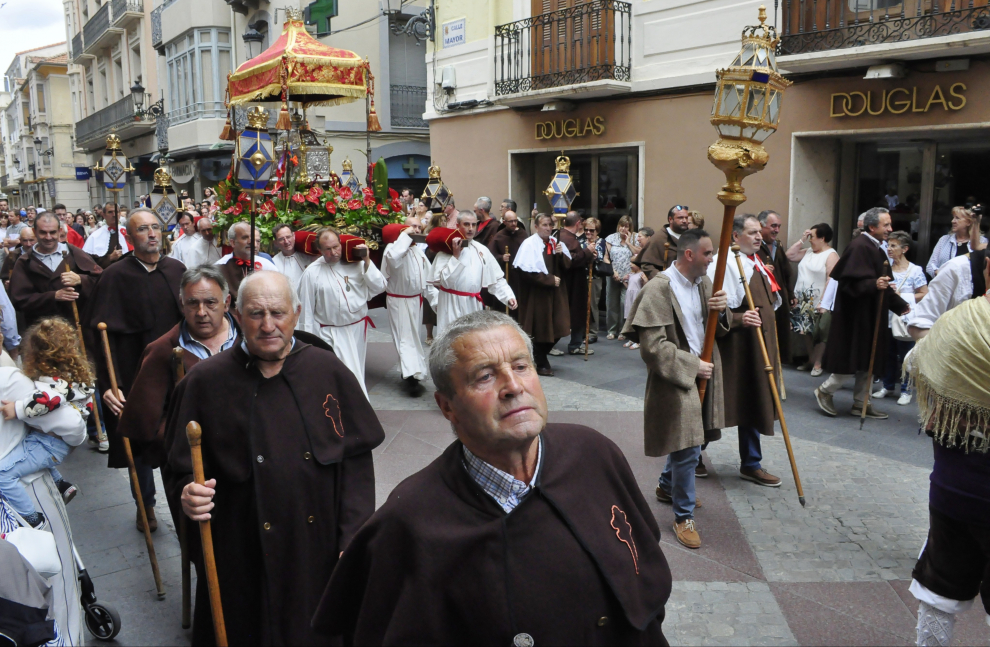 La procesión ha recorrido las calles del centro y en la plaza Biscós se han mostrado reliquias de la santa y los mantos.
