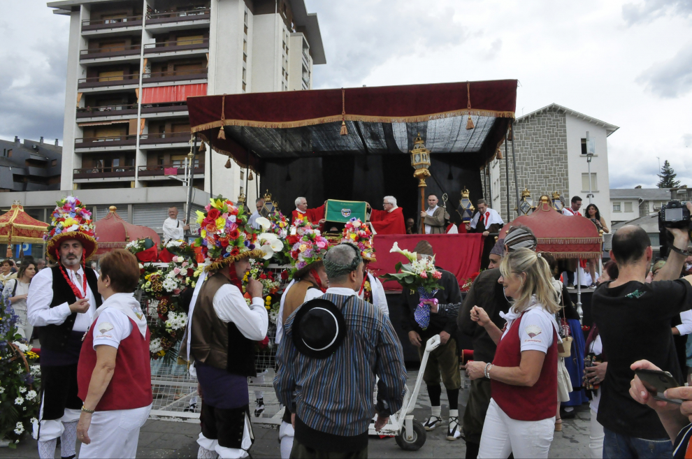 La procesión ha recorrido las calles del centro y en la plaza Biscós se han mostrado reliquias de la santa y los mantos.