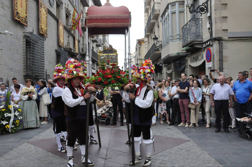 La procesión ha recorrido las calles del centro y en la plaza Biscós se han mostrado reliquias de la santa y los mantos.