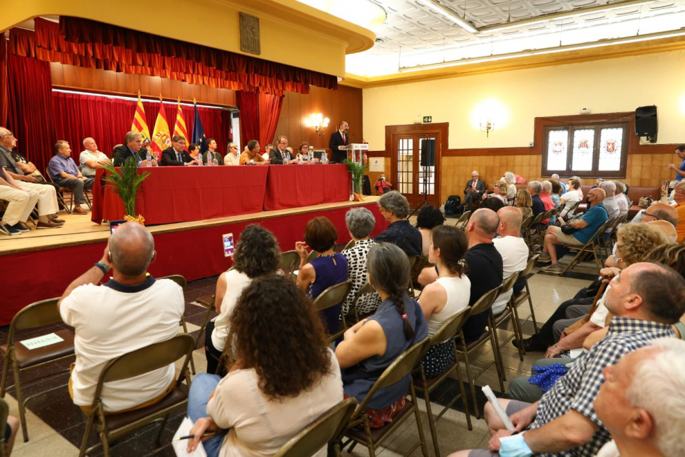 Javier Lambán firmado el documento de la recepción gratuita del Centro Aragonés de Barcelona