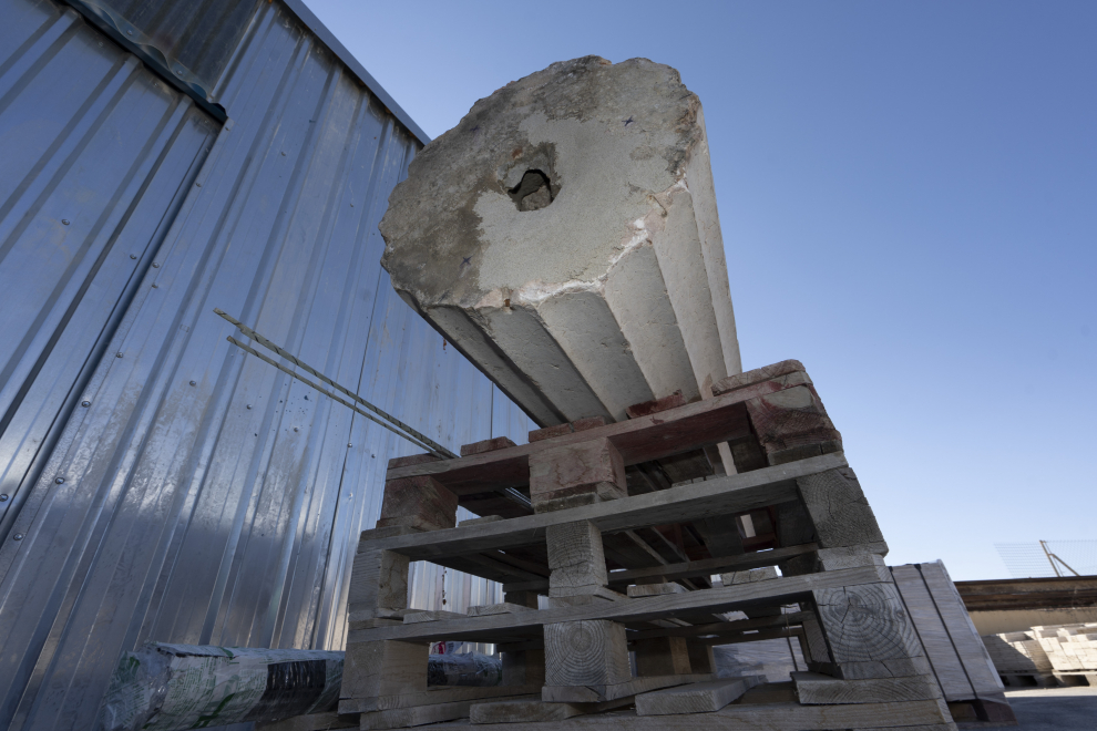 Columna de la fuente del torico depositada en la empresa marmoles LLorens para su restauracion. foto Antonio Garcia/Bykofoto. 28/06/22[[[FOTOGRAFOS]]]