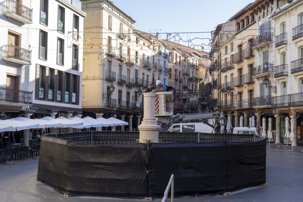 Inicio de los trabajos de restauracion en la columna de la fuente de la plaza del Torico. foto Antonio garcia/bykofoto. 29/06/22[[[FOTOGRAFOS]]]