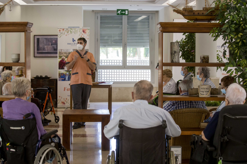 La residencia Ballesol Mariana Pineda de Zaragoza ha puesto en marcha unos talleres en los que se estimula la memoria de los ancianos a través de la jota.