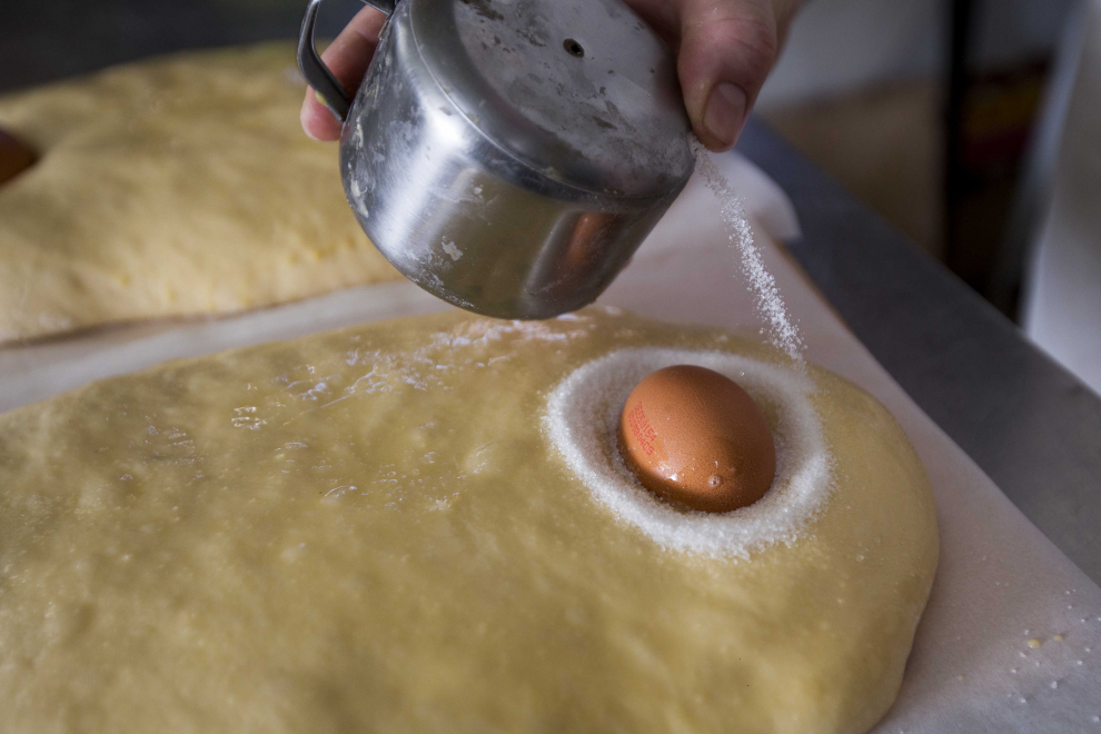 Elaboración de tortas en el horno de Almonacid de la Sierra.